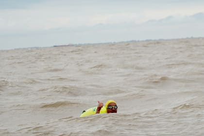 En aguas abiertas el nado es difícil, y más en el Río de la Plata: el oleaje por momentos alejaba de la costa a los participantes.