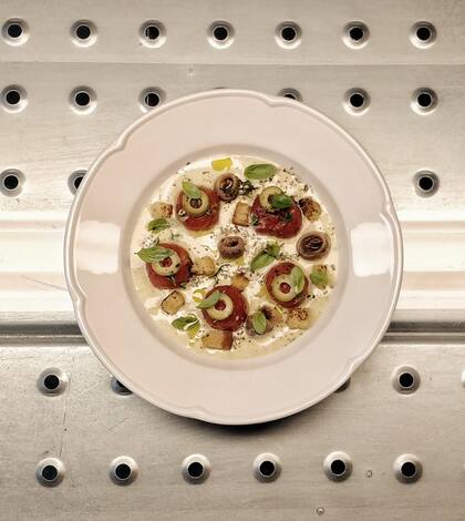 En Ajo Negro blanquean los tomates, les quitan la piel y cocinan luego al horno bajo por 30 minutos.