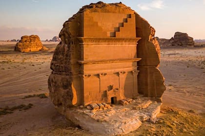 En Al-Ula hay construcciones realizadas en las rocas y excavaciones que descubren otras viviendas ocultas en un desierto de Arabia