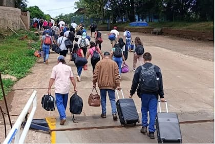 En Alba Posse, jóvenes y no tan jóvenes cruzan, llevan valijas, pero no van a hacer turismo