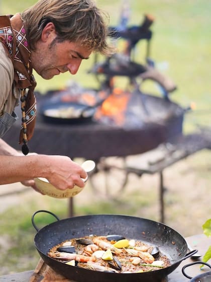En Albufera, los pescados enteros a las brasas y los arroces son protagonistas.