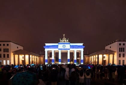 In Germania la Porta di Brandeburgo è stata illuminata con i colori della bandiera israeliana