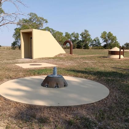 En algún lugar del centro del estado de Kansas que se desconoce con precisión existe una puerta que es la del acceso al búnker Rolling Hills