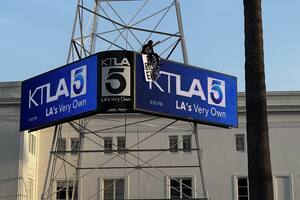 En algún momento de su aventura en las alturas de esta torre en California, el hombre tocó una guitarra