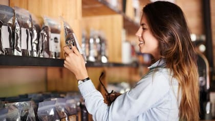 En algunas cafeterías, además de los cafés con leche tradicionales, hay lattes de remolacha, cúrcuma y maca