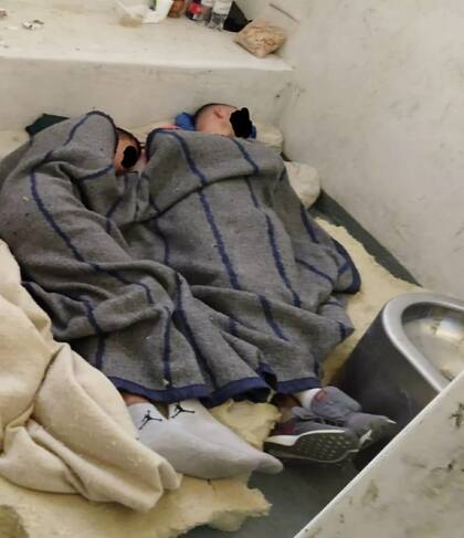 En algunas celdas puede haber hasta ocho detenidos, pese a la pandemia