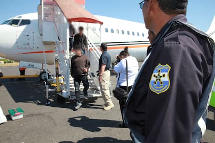 En algunas deportaciones se utiliza la combinación de transporte terrestre y aéreo