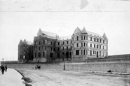 El majestuoso hotel marplatense de fines de 1800 que fue demolido antes de inaugurarse