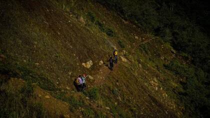 En algunas zonas es necesario caminar al filo de las formaciones montañosas.