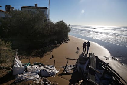 En algunas zonas quedaron mezcladas las bolsas de arena que trataban de detener el avance del mar y los restos de defensas de madera y de hormigón