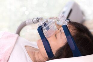 Una CPAP es una máquina que acaba en una mascarilla que se coloca en la nariz y la boca del paciente y que ejerce presión hacia la vía aérea para mantenerla abierta durante toda la noche