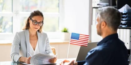 En algunos casos el solicitante está exento del requisito de idioma inglés, pero debe cumplir con el requisito de educación cívica