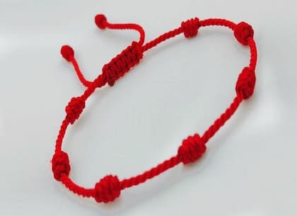 En algunos casos, se usa la cinta roja con siete nudos