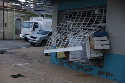 En algunos comercios hubo saqueos durante la noche