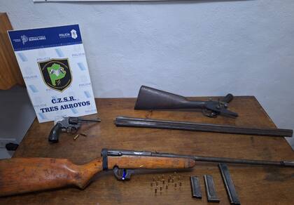 En algunos de los domicilios allanados se encontraron armas de fuego sin documentación, lo que motivó la apertura de causas por tenencia ilegal, que serán tramitadas por la Fiscalía 13 de Tres Arroyos