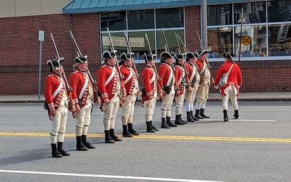 En algunos estados del país, como Massachusetts, celebran el Día del Patriota con recreaciones de época (Wikimedia Commons/Daderot)