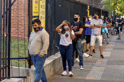 En algunos hospitales volvieron las filas para testearse, como en esta imagen del mes de abril