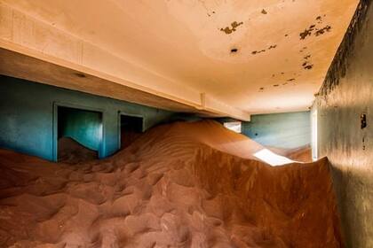 En algunos lugares todavía se pueden ver los pisos decorativos y la pintura de las paredes, pero en algunas habitaciones la arena subió tan alto que no podrá ingresar.