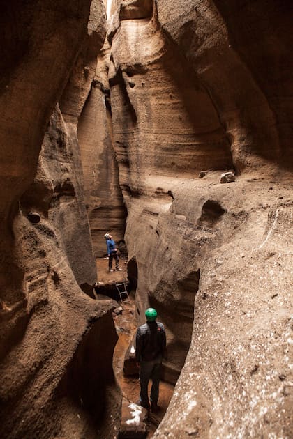 En algunos tramos del recorrido, hay pequeñas escaleras de hierro para trepar las piedras.