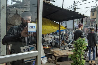 En Aligarh, India, un comerciante anuncia que ya acepta el sistema de transacciones digitales Paytm, creado en su país