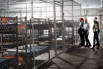 En Alligator Alcatraz, en Florida, los migrantes son alojados en "jaulas"