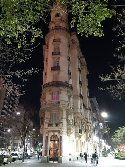 En Almagro, en avenida Rivadavia e Hipólito Irigioyen, a metros de avenida La Plata