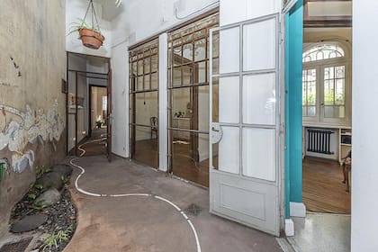 En Almagro, se encuentra a la venta este PH tipo casa en un edificio antiguo con aberturas propias de su época, techos altos y pisos de pinotea.