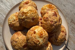 La historia y versiones de autor del bocado salado más pedido en cafeterías y bares