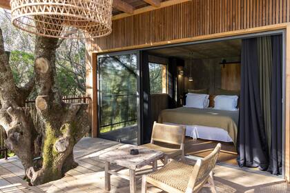 En alta temporada (entre junio y agosto) alojarse en el Domaine de Peretti della Rocca cuesta entre 350 y 1050 euros por noche.