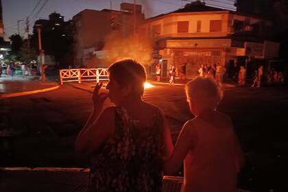 En Alvarez Jonte y Cervantes, en el barrio de Monte Castro, vecinos salieron a la calle para reclamar por los cortes de energía eléctrica