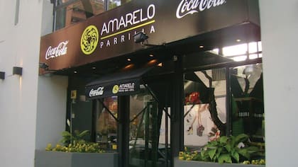 En Amarelo, las ribs de cerdo a la barbacoa salen con papas fritas y ensalada César