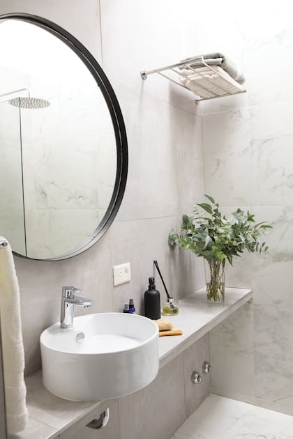 “En ambientes chiquitos, está bueno darle una connotación a cada espacio. Por eso, cada rincón tiene sus detalles de diseño, arte e iluminación”.