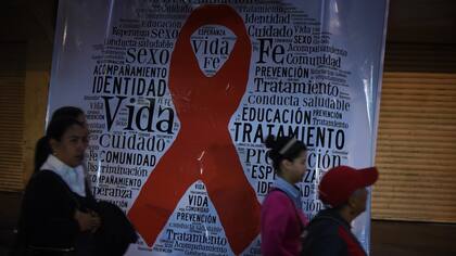 En América Latina, cuatro países mantienen algunas restricciones a la permanencia de extranjeros con VIH, según ONUSIDA.