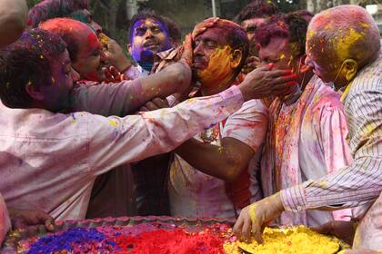 En Amritsar, hombres de todas las edades festejan el Holi