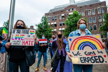 En Amsterdam hubo manifestaciones para protestar contra la legislación del parlamento húngaro, que limita los derechos de los grupos LGBT