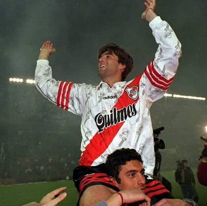 En andas de los hinchas, cancha de Vélez, tras conquistar el Clausura 97.