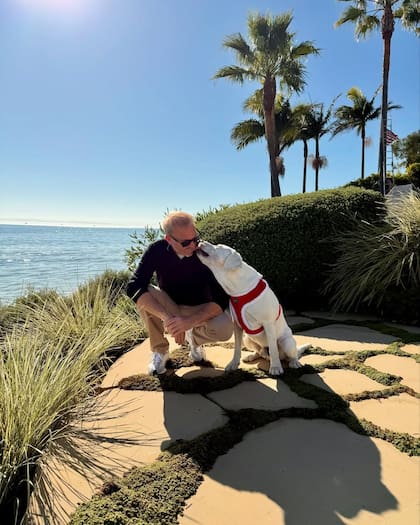 En año nuevo, el actor saludó a sus fans y publicó una foto con su mejor amigo (Foto: Instagram @KevinCostner)
