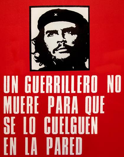 En Antiafiche (1969), Roberto Jacoby tomó la foto icónica del Che para hacer una crítica de la imagen revolucionaria devenida en consumo pop.