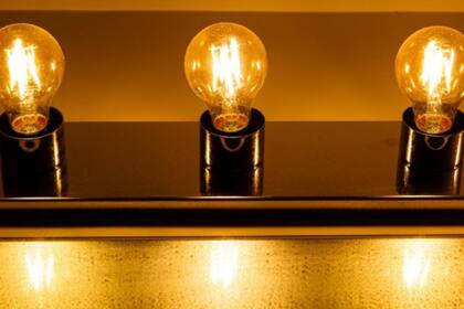 En aquellos países afectados por sequías y cuya fuente de electricidad proviene de la energía hidroeléctrica, existe un impacto en el precio de de la luz