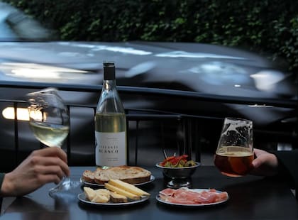 En Arcos Bar los buenos vinos se acompañan con platitos de tradición bien argentina