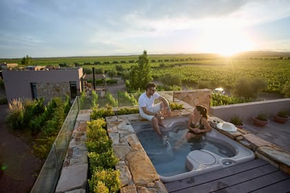 En áreas como San Rafael y Valle Grande, el acceso al río y el paisaje natural redefinen el atractivo del alquiler temporario
