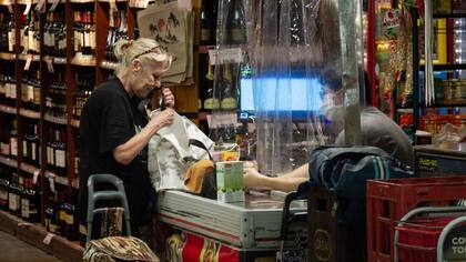 Los supermercados y autoservicios son los de los contados negocios que funcionan normalmente