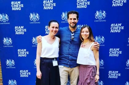 “En Argentina uno tiene muchos amigos, donde tal vez tres son verdaderos. En Reino Unido, la gente tiene menos amigos y más conocidos. (...) pocos amigos, pero verdaderos".