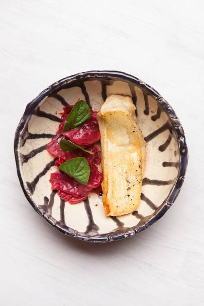 En Asaz preparan un delicioso queso de cabra maduro fundido con kimchi de repollo rojo y hierbabuena.