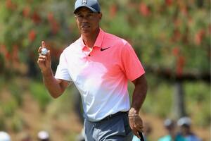 Rejuvenecido y saludable, Tiger Woods se afirma cada vez con menos esfuerzo