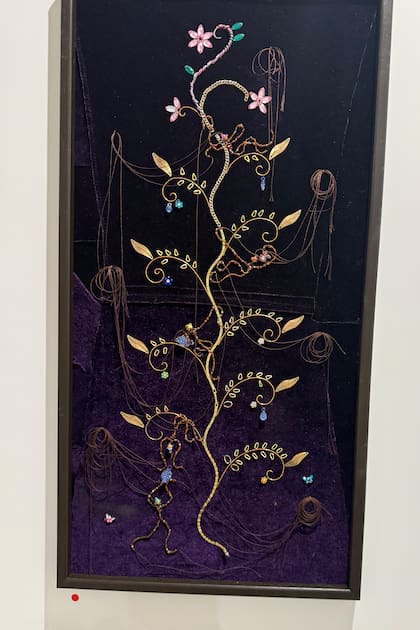 En Aura, punto rojo para la obra de Matisto, un joven artista salteño que ensambla elementos encontrados dentro de cajas de madera