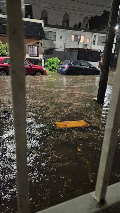 En Avellaneda, como consecuencia de la tormenta y las fuertes lluvias hubo calles que se inundaron