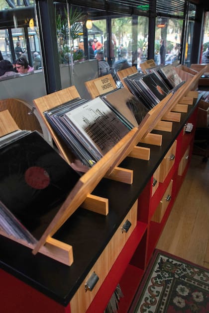 En AVG invitan a músicos, DJs, productores o coleccionistas de discos a "regalar" sets desde la cabina