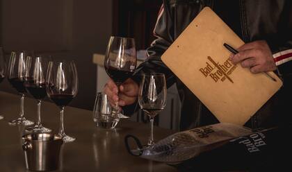 En Bad Brothers el vino es protagonista.