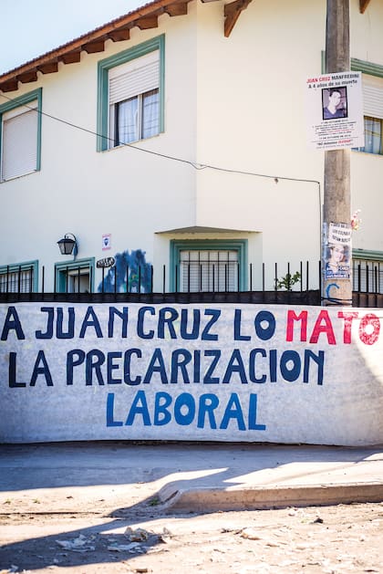 En Bahía Blanca, organizaron más de 60 marchas. Homenajearon a Juan Cruz en la puerta del dúplex.